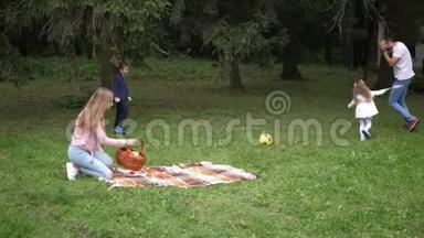 快乐的家庭<strong>爸爸</strong>，妈妈，儿子和女儿在秋天的公园里玩耍。 慢动作。 4k